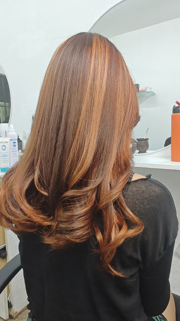Balayage cobrizo con brillo y ondas hecho en Rosario