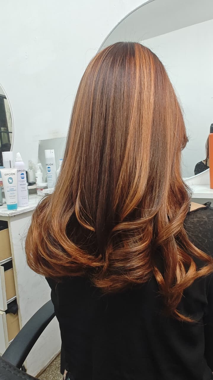 Balayage cobrizo con ondas y volumen en Rosario