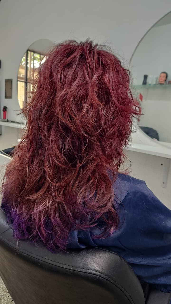 Color rojo intenso con ondas marcadas en Rosario